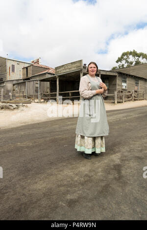 Eine Frau in der traditionellen Tracht in Sovereign Hill, einem Open Air Museum in Golden Point, einem Vorort von Ballarat, Victoria, Australien. Sovereign Hill zeigt Stockfoto