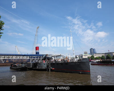 LONDON, GROSSBRITANNIEN - ca. Juni 2018: Floating Pub auf der Themse auf PS Tattershall Schloss Schiff am Victoria Embankment günstig Stockfoto