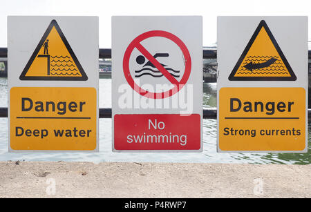 Gefahr tiefe Wasser, kein Schwimmen, Gefahr starke Strömungen Zeichen Stockfoto
