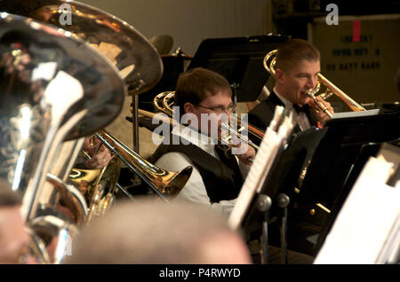 FAIRFIELD, mich (20. März 2011) Mitglied der Lawrence High School Band führt John Philip Sousa's 'Washington Post' zusammen mit der US-Navy Band während der Tour Konzert in Fairfield, Maine. Während der Tour die Band lädt häufig lokale High School Band Mitglieder der Sousa März während ihrer Darbietungen. Der United States Navy Band spielte bei der Williamson Auditorium in Fairfield als Teil Ihrer 22-tägigen Nationalen Spring Tour des Nordostens. Stockfoto