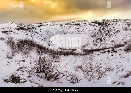 Panoramablick auf die kerid Vulkan mit Schnee und Eis in den vulkanischen Krater See im Winter unter einem klaren blauen Himmel. Im Bereich Grímsnes, entfernt Stockfoto