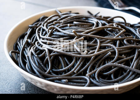 Schwarze Spaghetti Pasta mit Tintenfisch Tintenfisch oder Inkfish. Ökologische Lebensmittel. Stockfoto