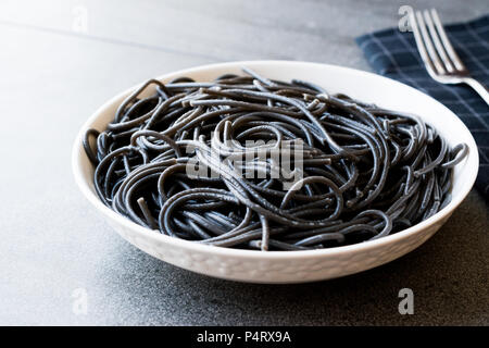 Schwarze Spaghetti Pasta mit Tintenfisch Tintenfisch oder Inkfish. Ökologische Lebensmittel. Stockfoto