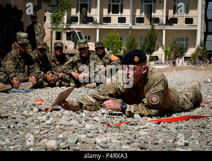 KABUL - die Britische Firma Sgt. Maj. Anthony Nolan von Großbritannien Leadership Training Team, NATO Training Mission-Afghanistan lehrt Minenräumung Techniken für seine Klasse der afghanischen nationalen Armee Offizier Kadetten an der Officer Candidate School, Kabul militärisches Training Center, Mai 1. Der Offizier Kandidaten sind in der 17. Woche der Officer Candidate School und planen, Ende Mai. Stockfoto