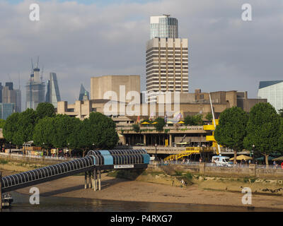 LONDON, GROSSBRITANNIEN - ca. Juni 2018: Blick auf die South Bank mit Royal National Theatre und Queen Elizabeth Hall und Purcell Zimmer Stockfoto