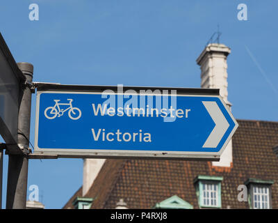 LONDON, GROSSBRITANNIEN - ca. Juni 2018: Westminster Victoria Radweg Richtung Zeichen Stockfoto