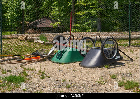 Garfield Gedächtniskirche freiwillige Pflanzen Kuh Garten bei Hiram Haus Camp-wheel Barrel/Tools Stockfoto