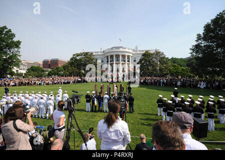 WASHINGTON, D.C. (7. Juni 2011) US-Präsident Barack Obama liefert Erläuterungen während der Begrüßungszeremonie begrüßte die Bundeskanzlerin der Bundesrepublik Deutschland, Dr. Angela Merkel. Militärische Ankunft Zeremonien für Ihren Besuch Würdenträger wurden auf der South Lawn des Weißen Hauses seit der Kennedy Administration statt. Stockfoto