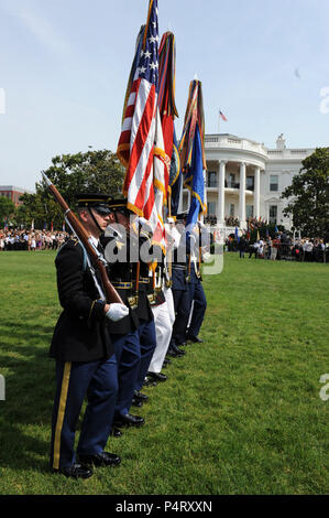 WASHINGTON, D.C. (7. Juni 2011) Die gemeinsame Streitkräfte Color Guard Märsche aus dem Süden Rasen des Weißen Hauses zum Abschluss der Begrüßungszeremonie begrüßte die Bundeskanzlerin der Bundesrepublik Deutschland, Dr. Angela Merkel. Militärische Ankunft Zeremonien für Ihren Besuch Würdenträger wurden auf der South Lawn des Weißen Hauses seit der Kennedy Administration statt. Stockfoto