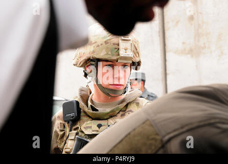 KABUL - (Nov. 8, 2011) Task Force Spartan 3 Soldat Armee Spezialist Sarah Mirable prüft den Rücksitz des Fahrzeugs bei einer Routinekontrolle der afghanischen nationalen Polizei (ANP) Offiziere bei Freedom Circle im Herzen der Innenstadt von Kabul durchgeführt wurde gestoppt. Spartan3 ist ein 15-köpfiges Team, die Bekämpfung der Berater zu ANP Offiziere an mehr als 50 verschiedenen Checkpoints dienen innerhalb von 5 Kabul Polizei Bezirke in der dicht besiedelten Stadt. U.S. Navy Stockfoto