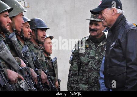 Afghanistan (Jan. 11, 2011) - die nationale afghanische Armee Brig. Gen. Amlaqullah Patyani, Kommandant von Kabul militärischen Training Center, stellt US-Vizepräsident Joe Biden in afghanische Rekruten während einer Pause in der Ausbildung auf die militärischen Operationen in urbanem Gelände. Zu jedem gegebenen Zeitpunkt mehr als 10.000 Rekruten an KMTC bereiten in der afghanischen nationalen Armee zu dienen. Stockfoto