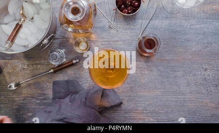Schritt für Schritt. Vorbereitung zu Hause Manhattan Cocktail Bar. Stockfoto