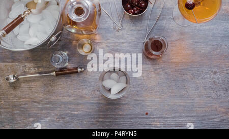 Schritt für Schritt. Vorbereitung zu Hause Manhattan Cocktail Bar. Stockfoto