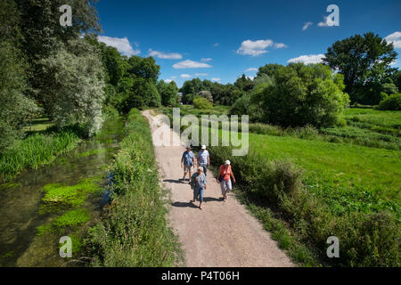 Wanderer genießen die Winchester Wasser Wiesen, am Rande der Stadt Winchester, Hampshire, UK Stockfoto