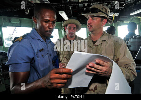 Senior Chief Petty Officer Allen Bylls, rechts, und Petty Officer 1st Class John Blake, von den geführten-missile Frigate USS Simpson, bespricht boarding Techniken mit Leutnant Ebo Barnes, von der ghanaischen Marine, an Bord Simpson als Teil von Afrika Partnerschaft Station 2012. APS ist eine internationale Zusammenarbeit im Bereich der Sicherheit Initiative erleichtert von Commander, U.S. Naval Forces Europa-afrika, Stärkung der Global Maritime Partnerschaften durch Schulungen und gemeinsame Aktivitäten, um die Sicherheit im Seeverkehr und der Sicherheit in Afrika zu verbessern. Stockfoto