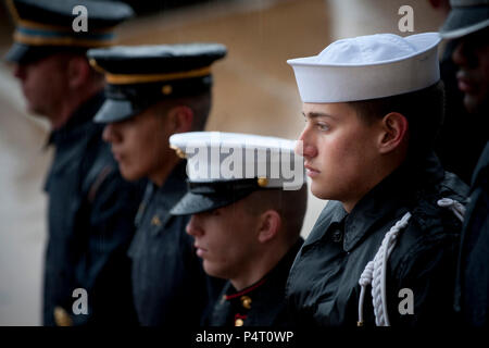 Mitglieder von einem US-amerikanischen militärischen Ehrengarde warten im Regen der israelische Verteidigungsminister Ehud Barak zum Pentagon herzlich willkommen Februar 29., 2012. (DoD Stockfoto