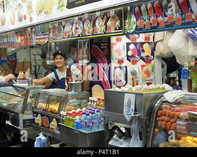 Anzeigen eines langen Fast Food Street Kiosk in Hongkong bei Nacht Stockfoto