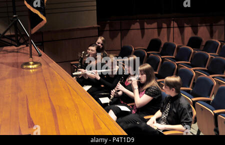 BROOKINGS, S.D. (23. März 2012) Schülerinnen und Schüler erwarten einen Anruf "Washington Post" von John Philip Sousa mit der United States Navy Band an der South Dakota State University Performing Arts Center in Brookings, S.D. die Marine Band häufig lädt lokale High School student Musiker der Sousa standard mit der Band zu führen, während auf Tour. Dies war 18 Konzert der Band eines 26 tag Nationale Tournee durch den Mittleren Westen der USA. Stockfoto