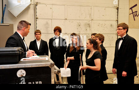 CEDAR RAPIDS, Iowa (24. März 2012) Chief Musiker Courtney Williams, Sänger und Konzert Erzähler für die United States Navy Band, Bewertungen Verfahren mit Kennedy High School Kursteilnehmer, bevor sie die John Philip Sousa Standard "Washington Post" mit der Band. Die Marine Band lädt häufig lokale High School student Musiker der Sousa standard mit der Band zu führen, während auf Tour. Das Konzert, in der Kennedy High School in Cedar Rapids durchgeführt wird, wurde von Soldaten Dirigent Senior Chief Musiker Mike Schmitz durchgeführt. Dies war der am 19. 26. Tag der Band Feder Stockfoto