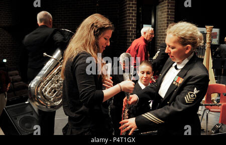 CEDAR RAPIDS, Iowa (24. März 2012) Chief Musiker Christina Bayes, Flötist mit der United States Navy Band, trifft sich mit einem Kennedy High School Flöte Spieler, der "Washington Post" von John Philip Sousa mit der United States Navy Band durchgeführt. Die Marine Band lädt häufig lokale High School student Musiker der Sousa standard mit der Band zu führen, während auf Tour. Das Konzert, in der Kennedy High School in Cedar Rapids durchgeführt wird, wurde von Soldaten Dirigent Senior Chief Musiker Mike Schmitz durchgeführt. Dies war der am 19. 26. Tag der Band Frühling Tournee durch den Mittleren Westen der USA. Stockfoto