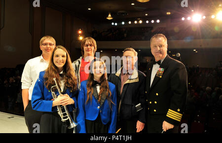 ZANESVILLE, OH. (29. März 2012) Kapitän Brian O. Walden, rechts, kommandierender Offizier und Leiter der United States Navy Concert Band, spricht mit Studenten, die "Washington Post" von John Philip Sousa mit der United States Navy Band am Secrest Auditorium in Zanesville, OH. Dies wurde am 24. Der Band ihrer 26 Tag nationale Tournee durch den Mittleren Westen der USA. Stockfoto