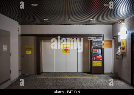 Osaka, Japan - 22. Juni 2018: Eingang japanisches Auto Lift Parkplatz Garage Stockfoto