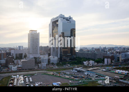 Osaka, Japan - 22. Juni 2018: Sonnenuntergang hinter Umeda Sky Building in der Innenstadt Stockfoto