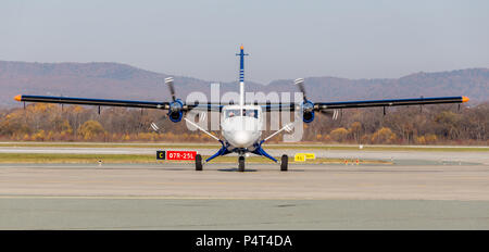 Russland, Wladiwostok, 10/13/2017. Passagierflugzeug DHC -6-400 von Aurora Airlines auf der Piste, Vorderansicht. Turboprop. Luftfahrt und Transport. Stockfoto