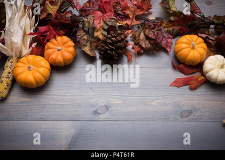 Herbst, Herbst Kürbisse, Blätter und Gemüse auf einem hölzernen Hintergrund. Thanksgiving theme. Stockfoto