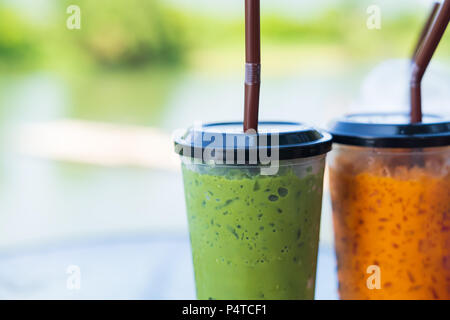 Matcha grüner Tee Eis und chathai Tee Eis, Kaffee, thailändischen Stil Konzept in der Natur Kaffee Cafe Shop. Stockfoto