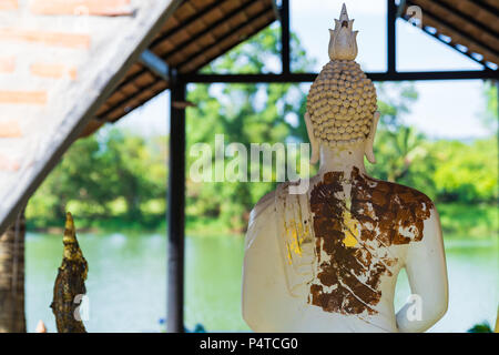 Zurück Buddha Statue mit Blattgold, sprichwort Konzept ist guter Dinge, ohne zu erwarten, andere, die Sie für das Tun zu bewundern. Stockfoto