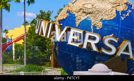 Orlando, USA - Mai 9, 2018: Die große rotierende Universal logo Globus am 9. Mai 2018. Stockfoto