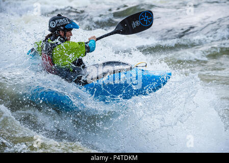 Weibliche kayaker mit ernsthaften Fähigkeiten auf den Chattahoochee River im Süden paddeln, den USA Freestyle Kajak nationale Meisterschaft in Columbus, GA. Stockfoto