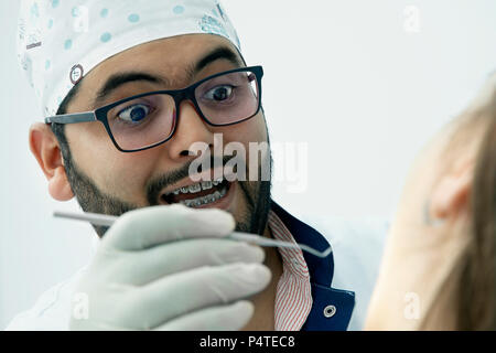 Lustige Arzt heilt ein Patient Angst vor dem Zahnarzt Stockfoto