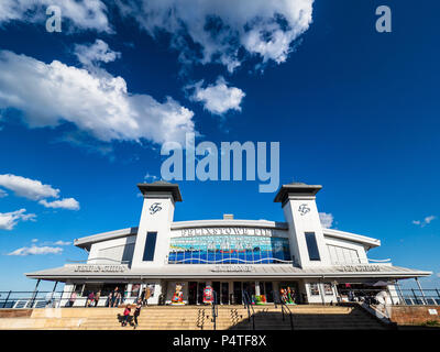 Felixstowe Pier - die renovierte Pier am Englischen Badeort und Container Hafen von Felixstowe, ursprünglich im Jahr 1905 eröffnet und 2017 renoviert Stockfoto