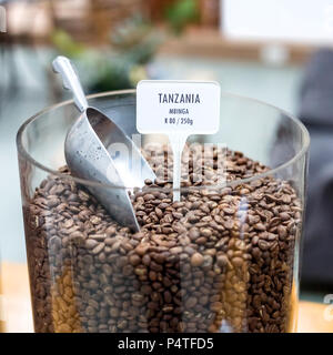 Johannesburg, Südafrika, 7. Juni - 2018: Kaffeebohnen auf Anzeige im großen Glas Glas im Coffee Shop. Stockfoto