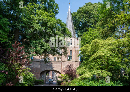 Üppiger Vegetation in den Gärten vor dem Eingang mit mittelalterlichen Festung der Stadt Kampen. Niederlande Holland Stockfoto