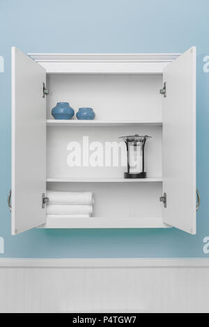 Stilvolle Wohnkultur in den Regalen der sauberen weißen Schrank, leeren Raum für Produkt anzeigen, hellblau Wandfarbe, weiß beadboard oder wandtäfelung Stockfoto