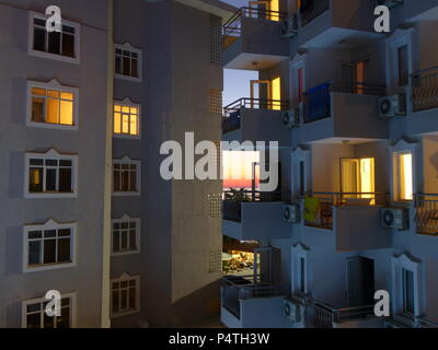 Alanya, Türkei, 14. Oktober 2017: Hotel Resorts Gebäudekomplex am Abend schwaches Licht. Sonnenuntergang unter der Meeresoberfläche und Lichter vom Hotel Ro Stockfoto