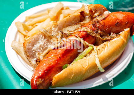 Italienische Wurst Sandwich mit Pommes Frites an einem Lokalen Food Festival Stockfoto