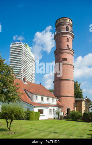 Der alte Leuchtturm und das Hotel Maritim, Travemünde, Ostsee, Schleswig-Holstein, Deutschland Stockfoto