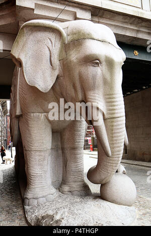 Kopenhagen, Dänemark - Detail der Elefant Skulptur Aufrechterhaltung der Ny Carlsberg Elephant Gate 1902 in der Carlsberg Bezirk gebaut Stockfoto