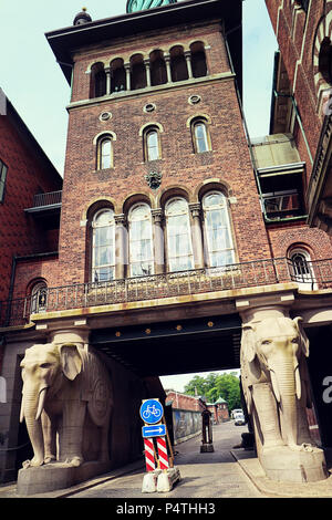 Kopenhagen, Dänemark - der Ny Carlsberg Sudhaus Elefantentor 1902 gebaut mit dem Elefanten Skulpturen für die Erhaltung der Turm. Die elep Stockfoto