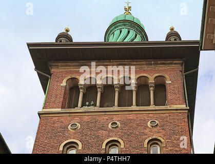 Kopenhagen, Dänemark - Detail der Fassade der Ny Carlsberg Sudhaus Elefant Tor und Turm im Jahr 1902 mit roten dekorativen Ziegelsteinen und der Balkon Stockfoto