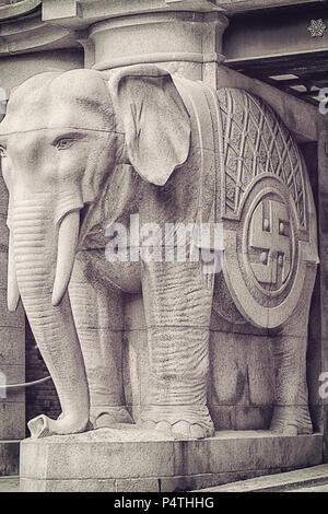 Kopenhagen, Dänemark - Detail der Ny Carlsberg Elephant Gate 1902 in der Carlsberg Bezirk gebaut. Der Elefant Skulptur Aufrechterhaltung der Turm Stockfoto