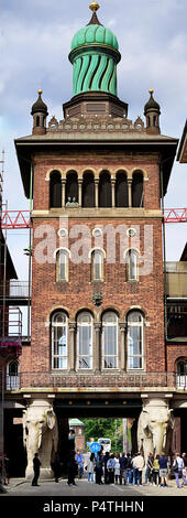 Kopenhagen, Dänemark - der Ny Carlsberg Sudhaus Elefant Tor und Turm aus dem Jahre 1902 mit dem Elefanten Skulpturen für die Erhaltung der Turm Stockfoto