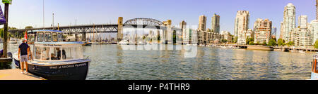 Vancouver, British Columbia Skyline von einem sehr sonnigen Tag im Panoramaformat. Von der Plaza der Nationen Dock genommen Stockfoto