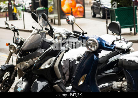 PARIS - 19. MÄRZ 2018: Roller auf den Straßen von Paris. Stockfoto