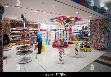 Eine Frau, die Reinigung der Etagen an Dylan's Candy Bar am Kennedy Airport in Queens, New York. Stockfoto