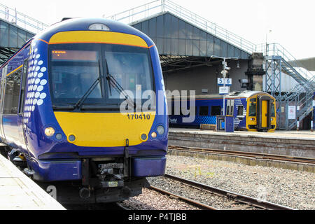 ScotRail Dieseltriebzüge stehen am Bahnhof Inverness erwartet, folgende Dienstleistungen in Richtung Aberdeen und Glasgow Stockfoto